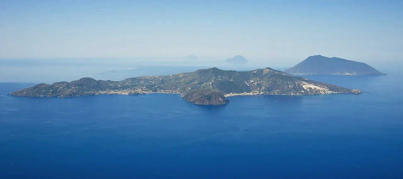 Luchtfoto van het eiland Lipari in de Eolische eilanden, gezien vanuit het oosten.