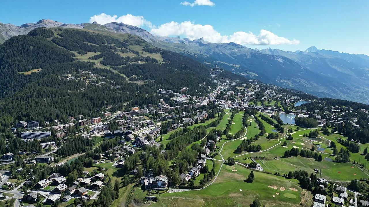 Luchtfoto van het Zwitserse skioord Crans-Montana in het kanton Wallis.