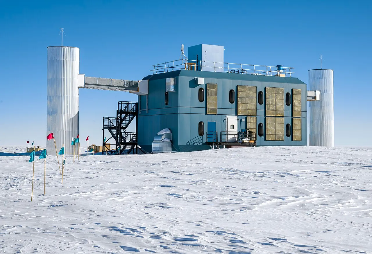 Het gebouw van het IceCube-neutrino-observatorium bij het Amundsen-Scott-Zuidpoolstation in Antarctica.