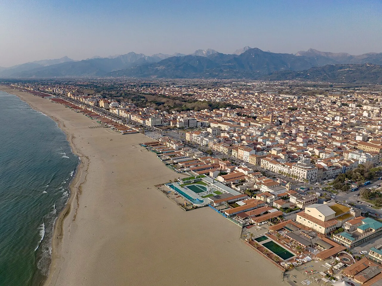 Uitzicht op de kustplaats Viareggio in Toscane, een van de door de storm getroffen plaatsen.