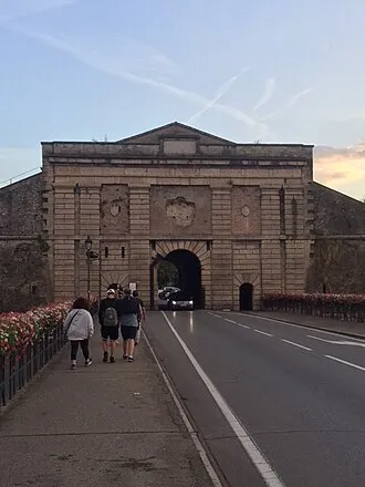 De gerenoveerde stadspoort van Peschiera del Garda, het plaatsje aan het Gardameer waar de campingbrand plaatsvond.