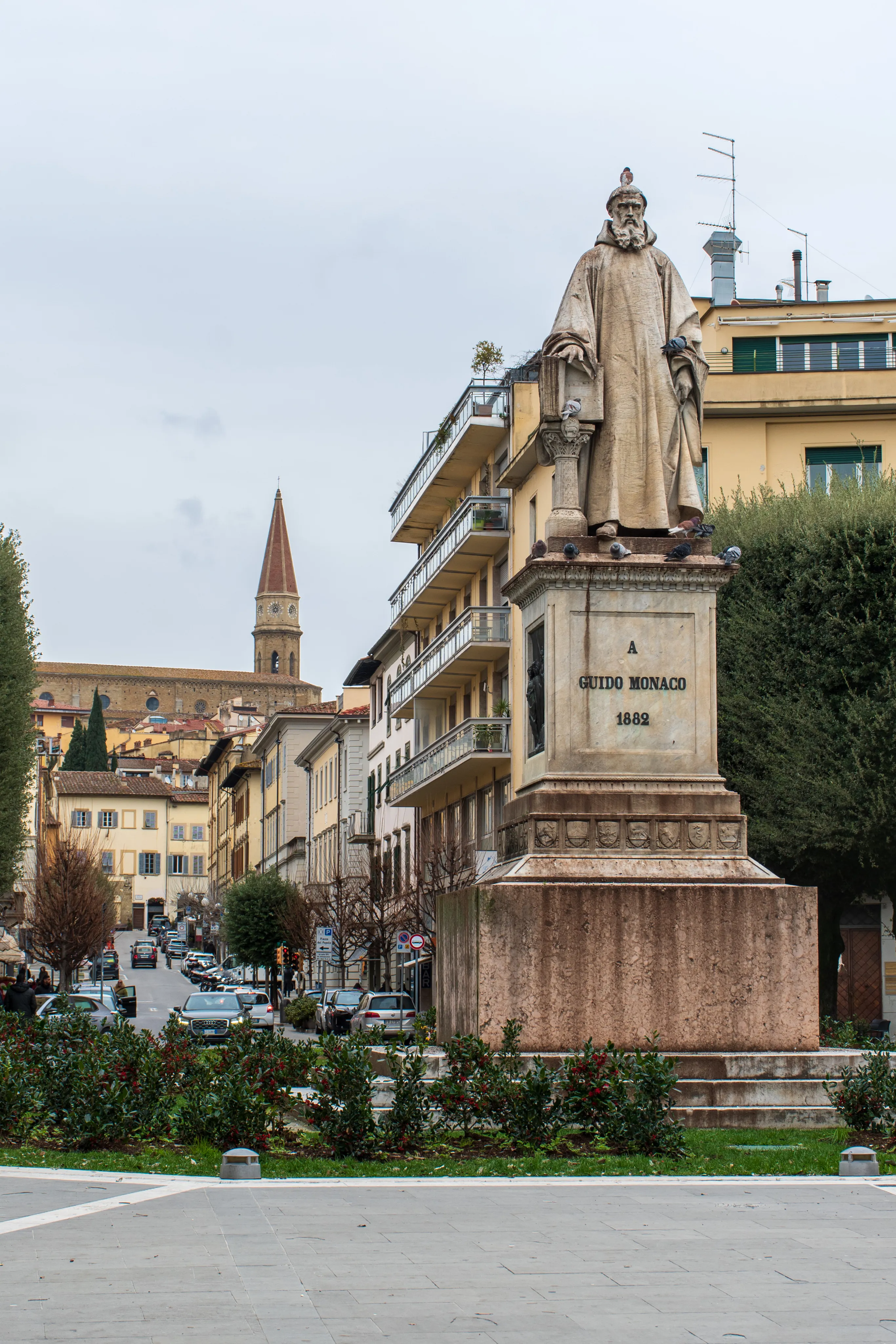 Het monument voor Guido Monaco in Arezzo, de stad waar de kamerverhuur sinds 2018 het hardst steeg.