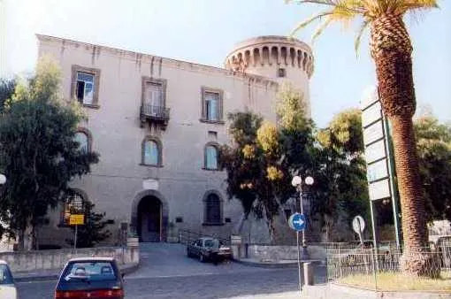 Het kasteel van Caivano, het Italiaanse stadje bij Napels waar het ongeval plaatsvond.
